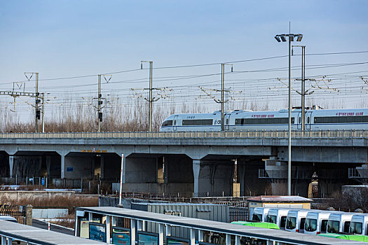 高速列车驶过邹平站