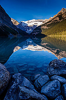 路易丝湖,在黎明,班芙国家公园,阿尔伯塔,加拿大
