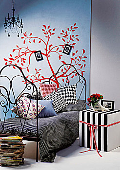 黑白,条纹,立方体,边桌,靠近,金属,床,海报,红色,时尚,树,墙壁
