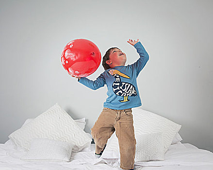男孩,玩,气球,床