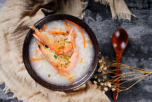 黑瓷碗盛放的养生海鲜粥虾