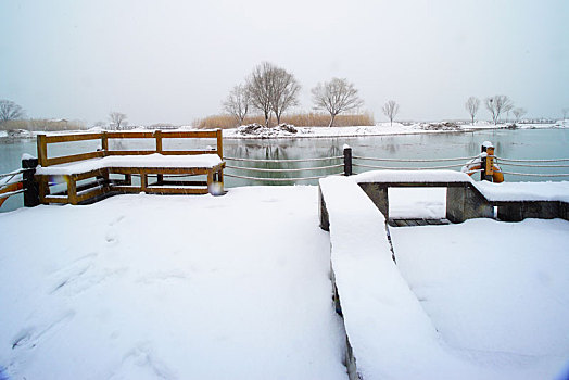 湖边雪景
