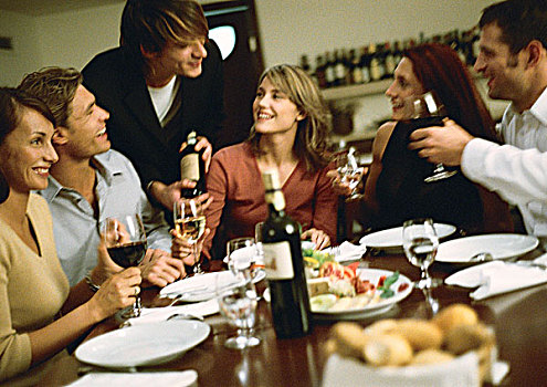 群体,年轻人,桌子,喝,葡萄酒