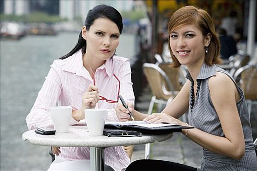 肖像,两个,职业女性,坐,街边咖啡厅