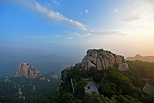 云海与高山倒影