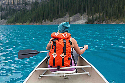 后视图,中年,女人,橙色,背包,划船,独木舟,冰碛湖,班芙国家公园,艾伯塔省,加拿大