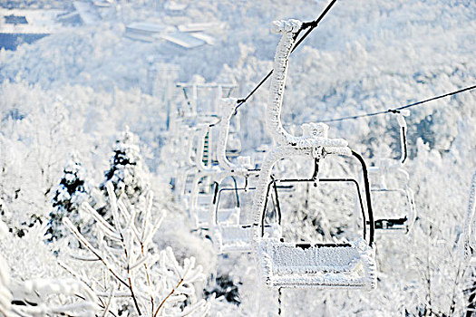 天门山雪景中的索道