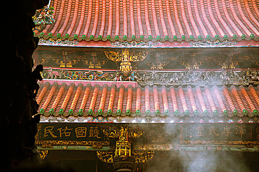 台湾台北著名的寺庙,百年历史的龙山寺,传统的中国式庙宇建筑