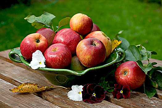 皇家,节日,红苹果,叶子,绿色,碗,三色堇,花,木质,花园桌