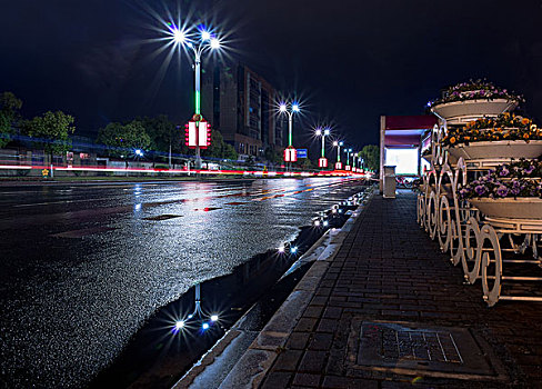 公路路灯雨天夜景车流