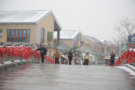 旅游小镇喜迎瑞雪,游客雪中畅游欢度元宵佳节