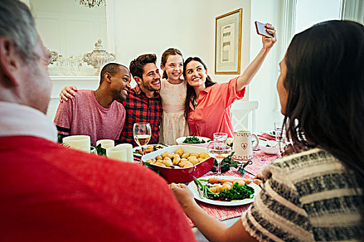多种族,家庭,拍照手机,圣诞晚餐,桌子