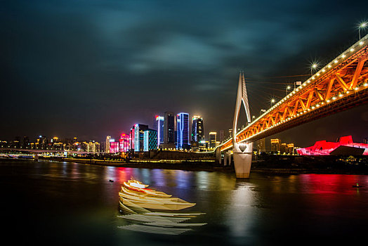 中国重庆洪崖洞旁千厮门大桥