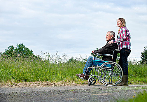 女人,推,父亲,轮椅
