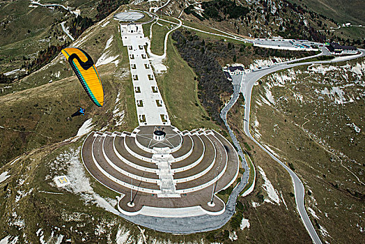 滑翔伞,俯视,纪念建筑,蒙特卡罗,格拉巴酒,第一次世界大战,航拍,威尼托,意大利,欧洲