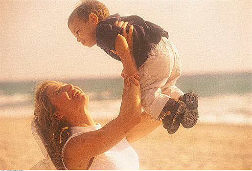 母亲,举起,儿子,空中,海滩