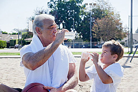 男人,孙子,喝,瓶装水,一起