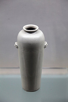 德化窑白釉回纹铺首瓷筒瓶