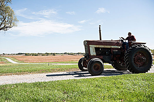 农民,驾驶,拖拉机,乡村道路,密苏里,美国
