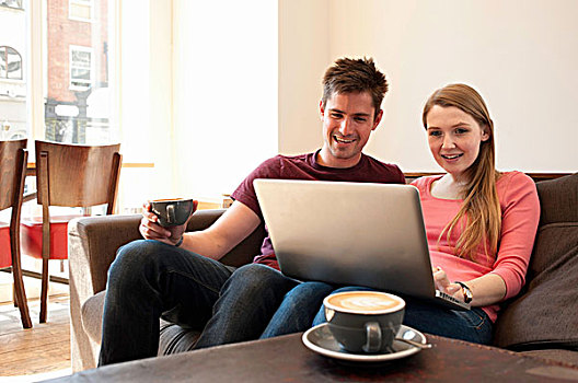 年轻,情侣,看,个人电脑,咖啡
