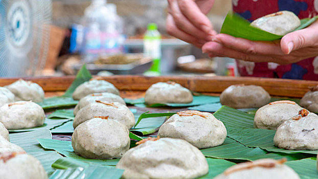 清明节祭拜祖先的供品草仔粿摆入竹皮子上