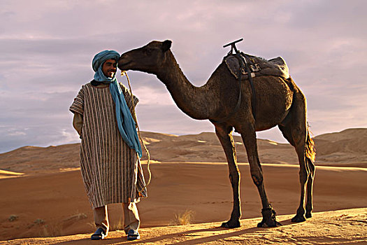 非洲,北非,摩洛哥,撒哈拉沙漠,梅如卡,却比沙丘,部落男人,骆驼