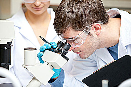白人男性,科学家,拿着,笔,写字板,看穿,显微镜