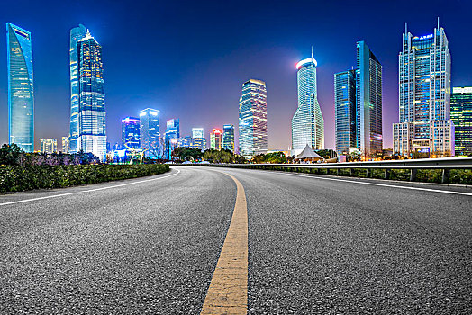 柏油马路和上海夜景