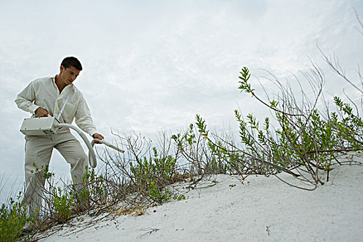 站立,男人,沙滩,沙丘,拿着,真空吸尘器