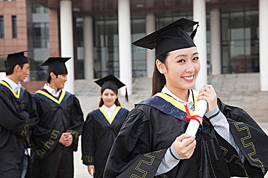 年轻大学生的校园毕业典礼