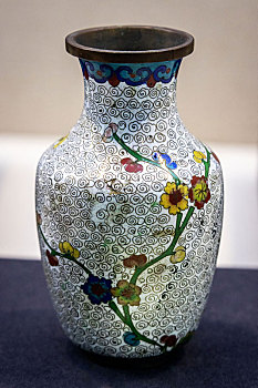 河南省安阳博物馆内展示的清代景泰蓝,掐丝珐琅,制品,梅花纹瓶,饰品摆件
