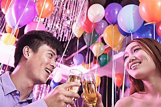 两个,朋友,庆贺,祝酒,香槟,夜总会,北京,气球,背景