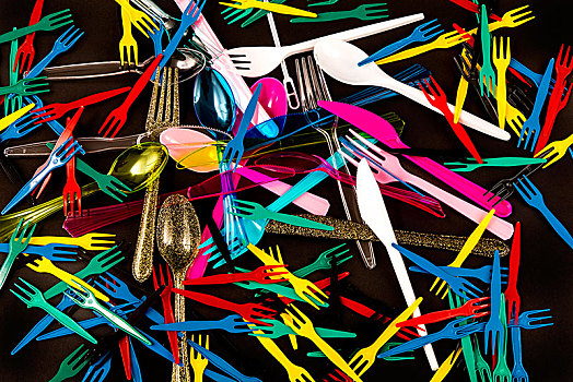 塑料制品,餐具,一次性用品,刀,叉子,勺子,餐食,炸薯条,垃圾,多样,彩色