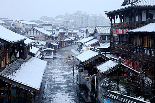 湖南常德,江南春雪装扮仿古建筑群,如同清明上河图