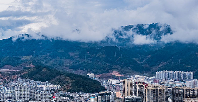 福建省福安市山谷中多云天气城区高楼建筑环境景观