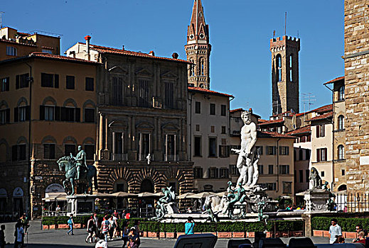 意大利佛罗伦萨西尼奥列广场上的海神喷泉和科西莫一世骑马雕像