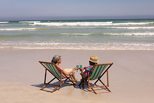 老年,夫妻,放松,沙滩椅,祝酒,鸡尾酒杯,海滩