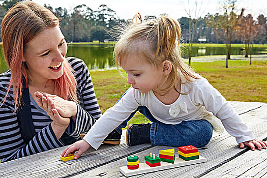母女,玩,彩色,形状,游戏,公园,湖