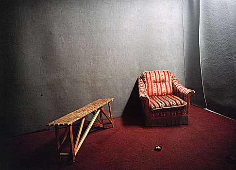 破旧,室外,红色,装饰,沙发,木质,长椅,阴郁,房间,老,暗色,地毯,灰色,墙壁