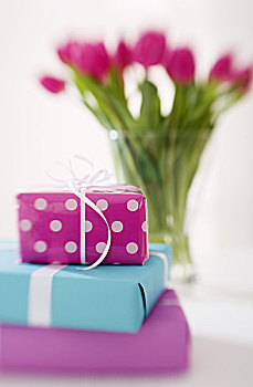 礼物,一堆,花束,花瓶,模糊,给,纪念品,感谢,专注,惊讶,小包装,礼包,三个,生日礼物,一个,斑点,多彩