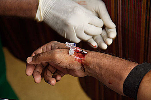 训练,医疗人员,脉络,血,针,手腕,病人,医院,卡拉奇,巴基斯坦,九月,2006年