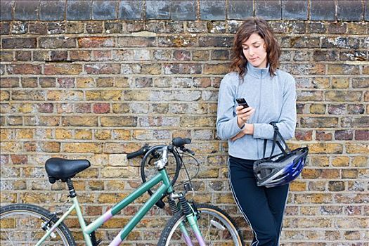 女人,自行车,手机