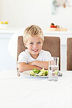 可爱,小男孩,食品,沙拉,午餐,坐,桌子,厨房