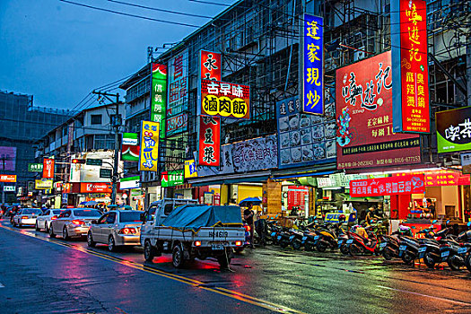 台湾台中市西屯区逢甲夜市前文华路夜景