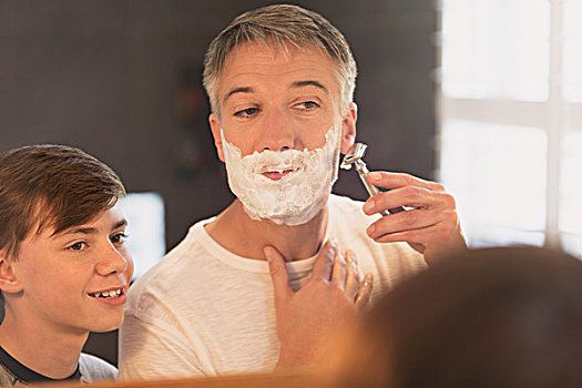 儿子,看,父亲,剃,脸,浴室镜