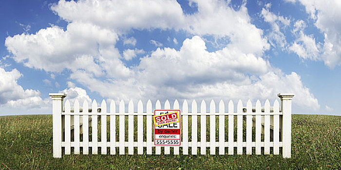 白围栏,出售标签,田野