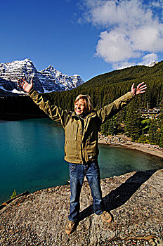 男孩,有趣,冰碛,湖,班芙国家公园,艾伯塔省,加拿大