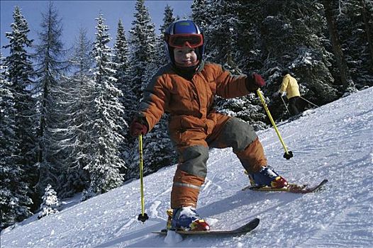 小男孩,孩子,滑雪,初学者,下降,陡峭,雪,休假,冬天,头盔,运动,人,有趣,微笑,衣服