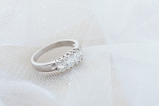 订婚戒指,白色背景,薄纱