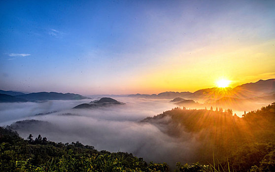 重庆酉阳,骄阳白雾照山村